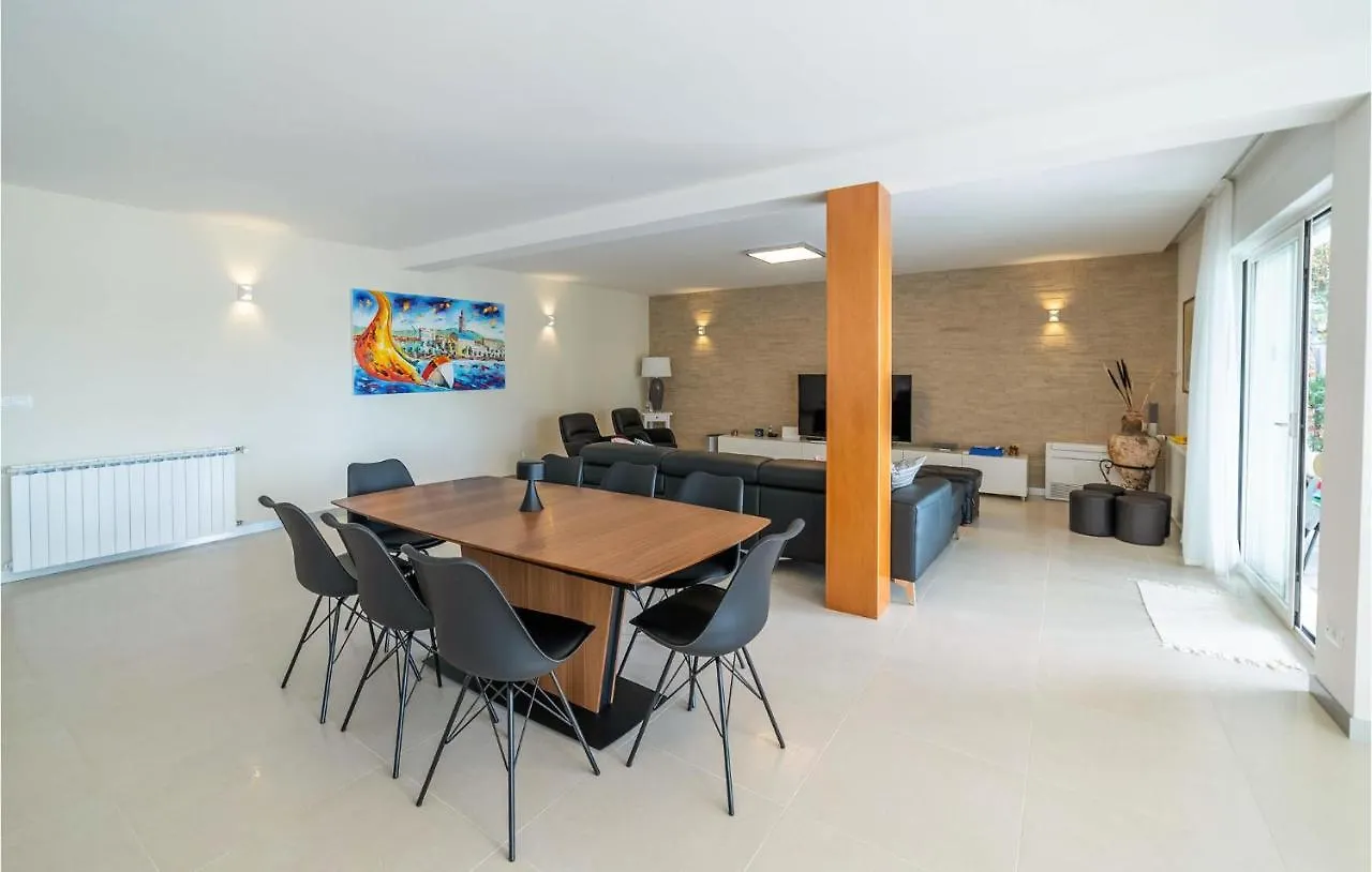 Amazing Home In Okrug Gornji With Wifi Trogir Holiday home
