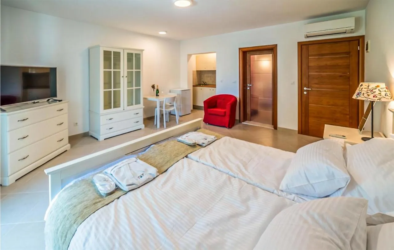 Amazing Home In Okrug Gornji With Wifi Trogir