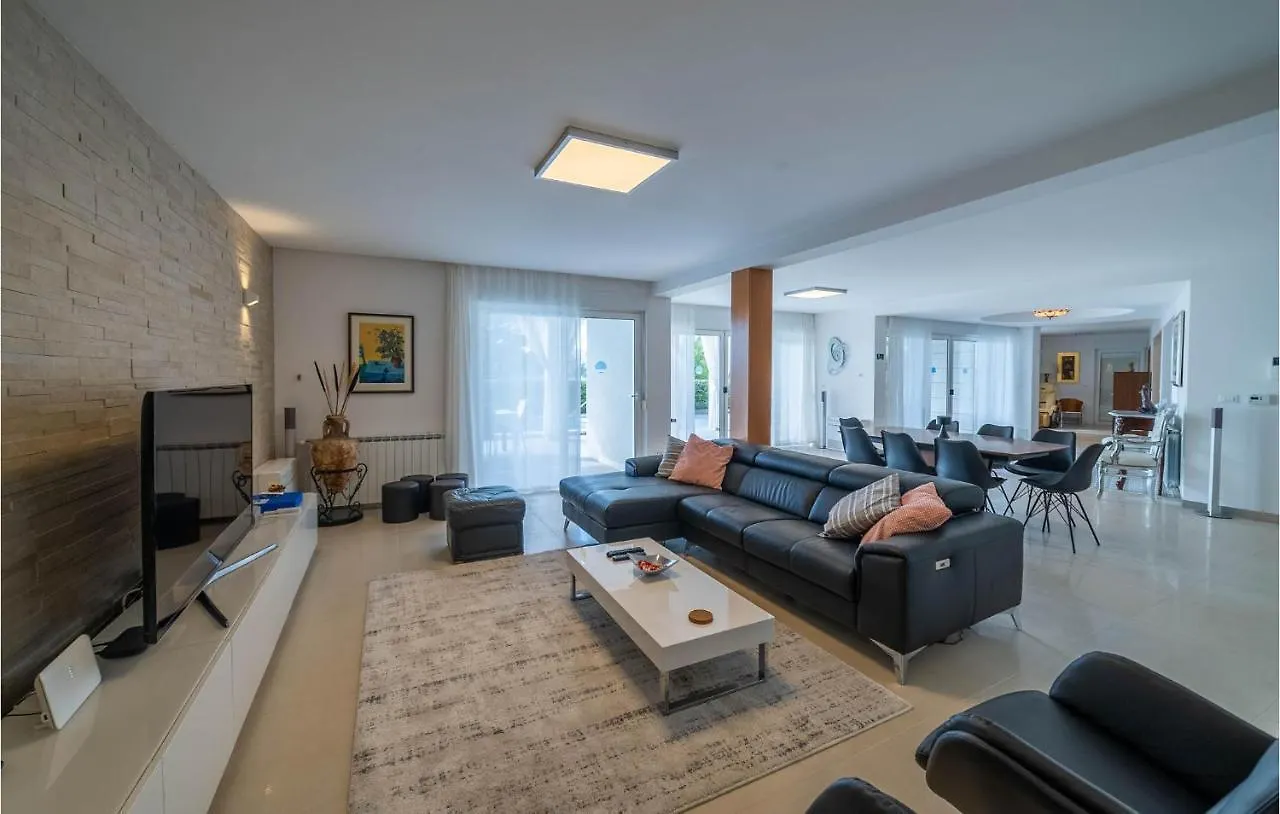 Amazing Home In Okrug Gornji With Wifi Trogir Holiday home